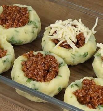 Menú del día barato: papa rellena con fideos