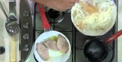 Comparativa entre chuletas y cebolla en la cocina