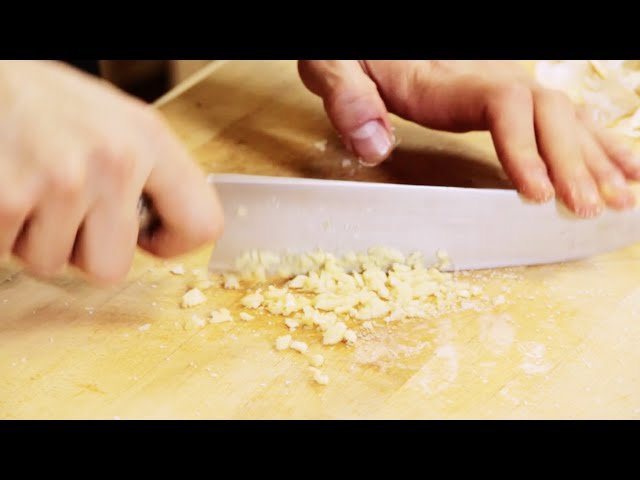 ¿Por qué todos los chefs recomiendan cortar ajo así?