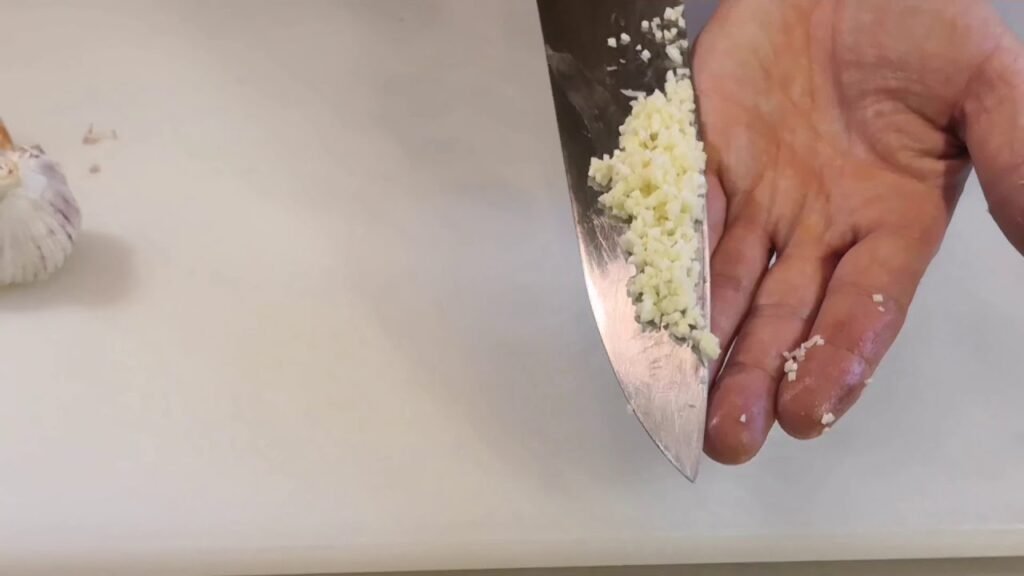 ¿Por qué todos los chefs recomiendan templar ajo así?